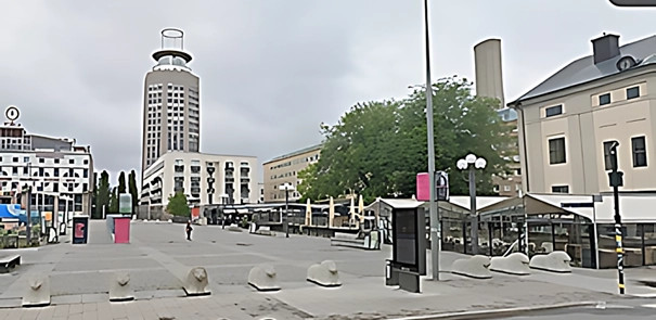      3 - Gå över medborgarplatsen i riktning mot höghuset "Haglunds pinne"