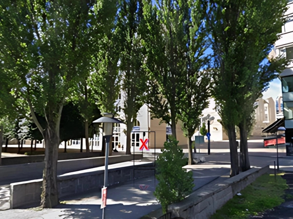 8 - På andra sidan parken, sikta på X husgaveln till vänster