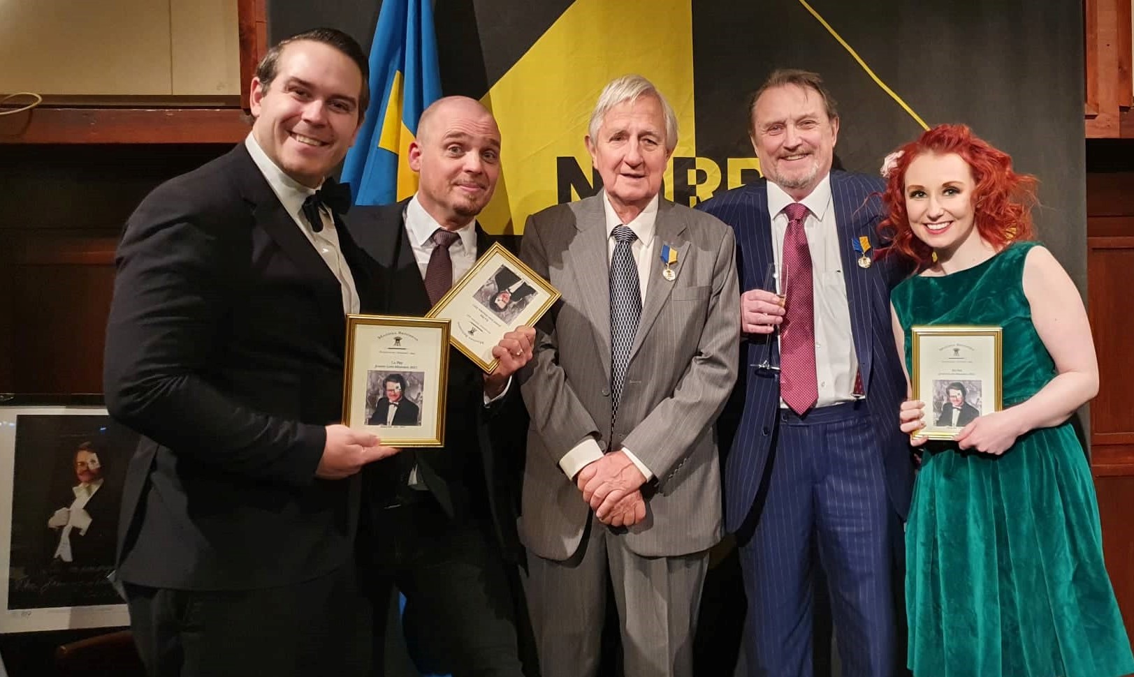 Från vänster 1:a Seth Engström -  2:a Gaston - ordförande Crillo Prisutdelare Stefan Haglund - 3:a Nikola Arkane 