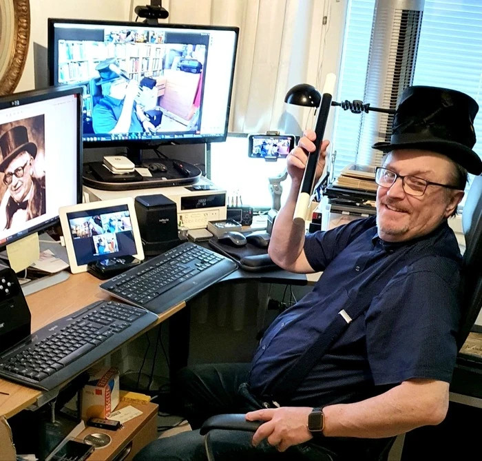 Så här ser en snart 80 årig gubbe ut när han jobbar med Magiska Brödernas Hemsida